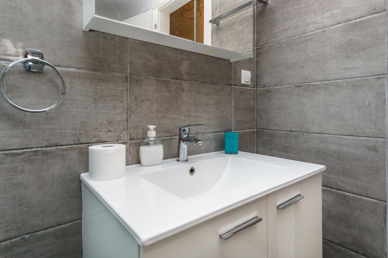 C.4 Red Rose #Colony_Central_Apartment Salonicco Esterno foto